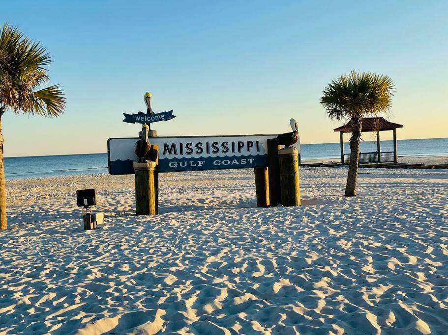 Feels Like Home Escape, 1/2 Mile To Beach Gulfport Esterno foto