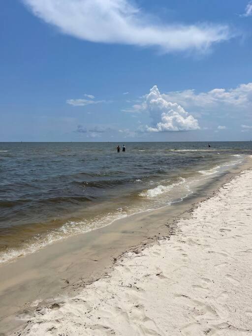 Feels Like Home Escape, 1/2 Mile To Beach Gulfport Esterno foto