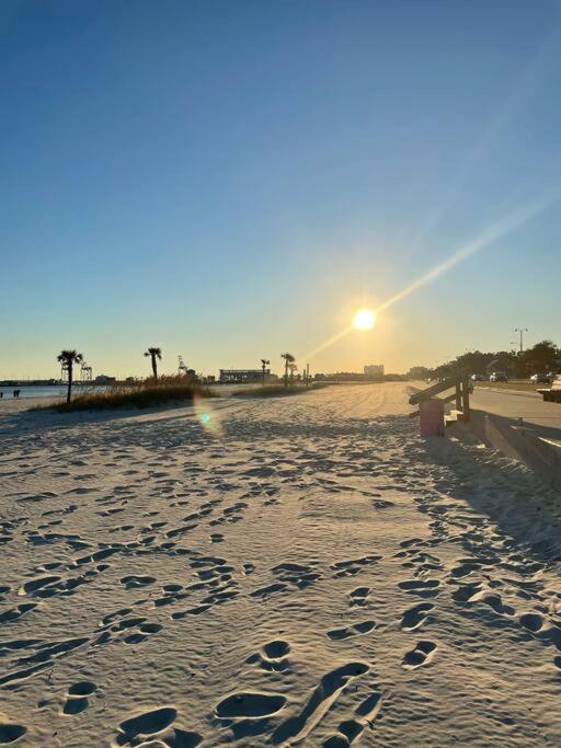 Feels Like Home Escape, 1/2 Mile To Beach Gulfport Esterno foto